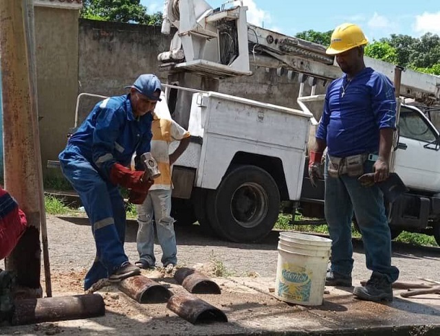 Avanza rehabilitación de postes para garantizar servicio eléctrico en Maturín.