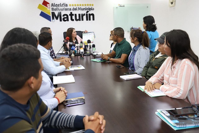 Alcaldesa Ana Fuentes anuncia nueva etapa de instalación de semáforos.