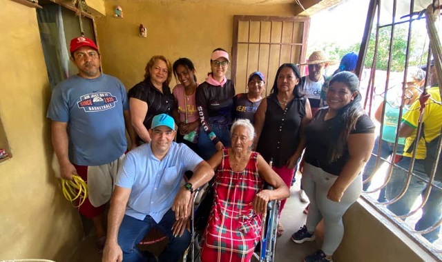 Maldonado entregó ayudas técnicas a vecinos de Los Barrancos de Fajardo.