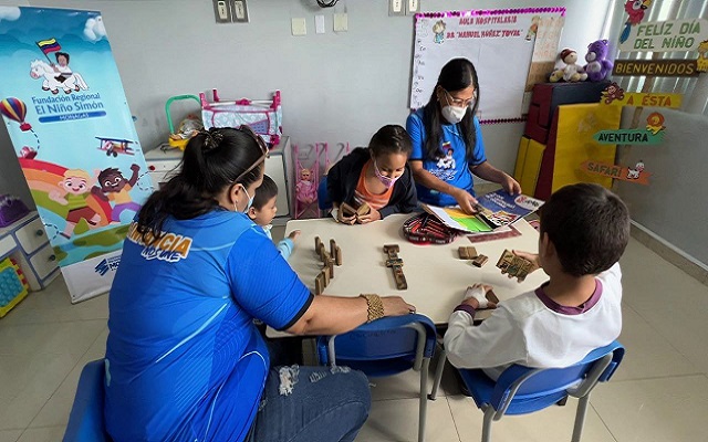 Con entrega y dedicación atienden a niños del HUMNT en el aula “Rayito de Luz”.