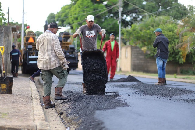 Continúan labores de asfaltado en la parroquia Las Cocuizas de Maturín.