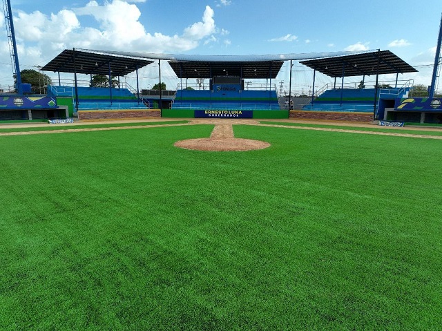 Gobernador Ernesto Luna levanta de las cenizas y lleva a la cima al estadio Las Comunales.