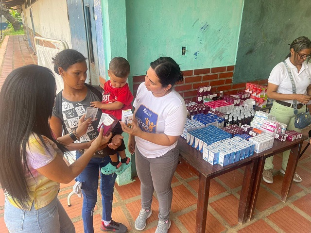 Alcaldesa Fuentes llevó salud y amor a 500 niños de San Joaquín del Tigre.