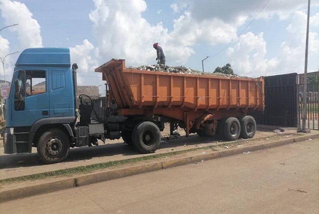 Alcaldía retira 120 toneladas de desechos del mercado Los Bloques de Maturín.
