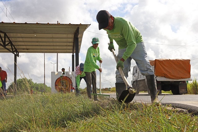 Alcaldesa Ana Fuentes afianza saneamiento en la parroquia Santa Cruz.