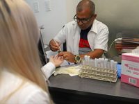 Alcaldesa Ana Fuentes atiende a trabajadores de Suptrima con jornada médica.