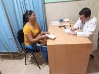 Mujeres de Santa Bárbara de Tapirín beneficiadas con consultas médicas gratuitas.