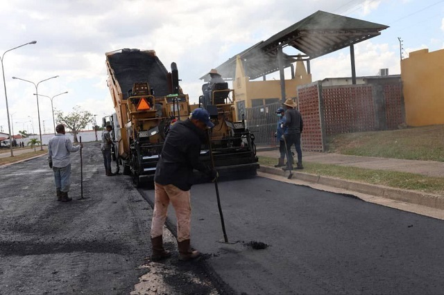 Gobierno Bolivariano realiza mejoras de infraestructura vial del eje Valle Grande.