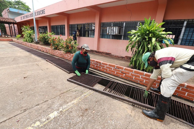 Alcaldía de Maturín atiende colapso de drenajes en UE “Antonio José de Sucre” de Los Godos.