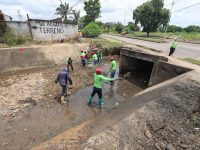 Alcaldesa Fuentes refuerza mantenimiento en los caños de Las Cayenas y Los Guaros.