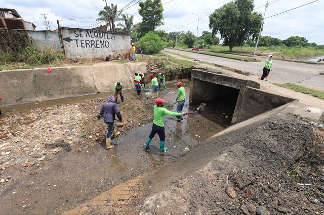 Alcaldesa Fuentes refuerza mantenimiento en los caños de Las Cayenas y Los Guaros.