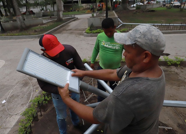 Alcaldía de Maturín moderniza sistema de alumbrado de la Plaza Bolívar.