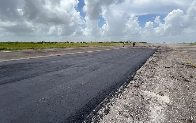 Gobernación repara pista del aeropuerto de Maturín.