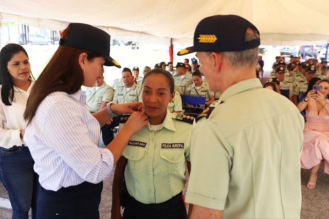 Alcaldesa Ana Fuentes asciende a funcionarios de PoliMaturín.