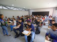Estudiantes de la UDO Los Guaritos cuentan con 1.300 pupitres rehabilitados.