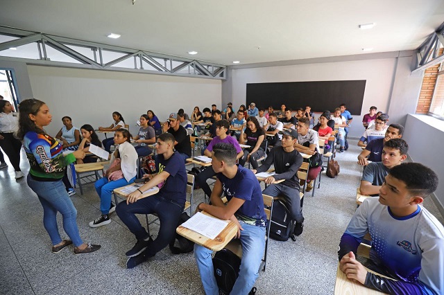 Estudiantes de la UDO Los Guaritos cuentan con 1.300 pupitres rehabilitados.