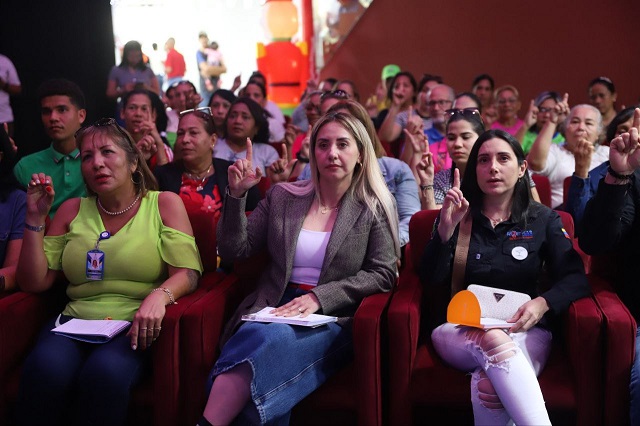 Personal de la Fundación El Niño Simón Monagas recibe capacitación sobre lenguaje de señas.