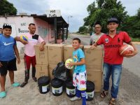 Gobernador Ernesto Luna entrega luminarias a comunidad de El Silencio de Morichal Largo.