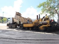 Asfaltan estacionamiento de la Playa Urbana en el Polideportivo.