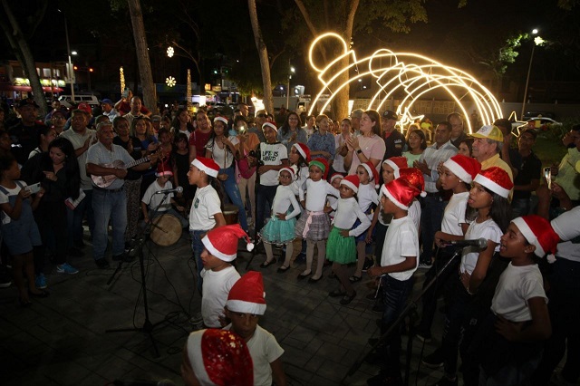 Alcaldía de Maturín enciende 16 mil luces navideñas en la plaza Ayacucho.