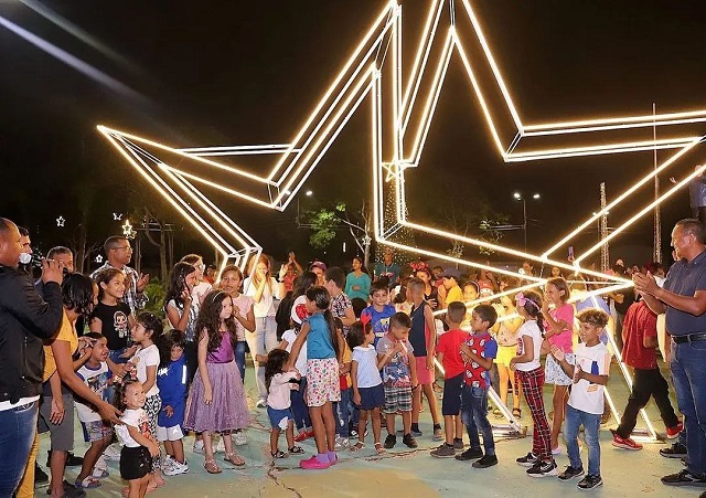Alcaldía de Maturín enciende la Navidad en la plaza Hugo Chávez.