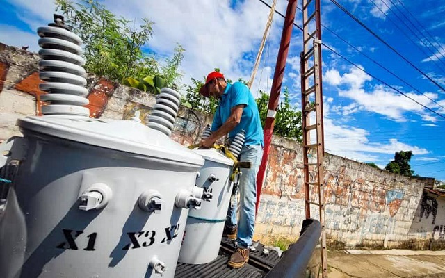 Instalan luminarias y transformadores en comunidades del municipio Sotillo.