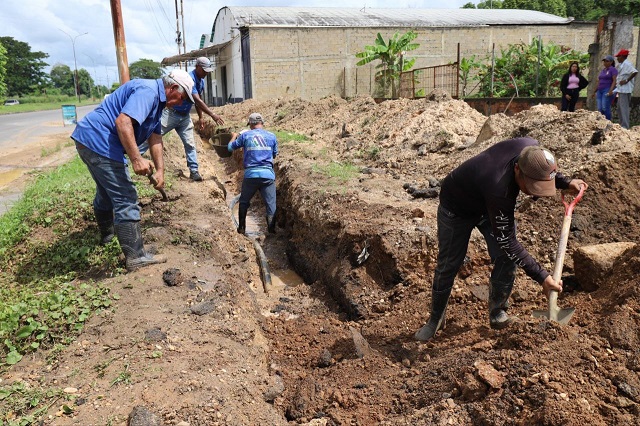 Instalan 260 metros de tubería de aguas blancas en la avenida Cruz Peraza de Maturín.