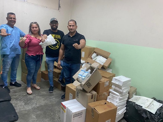 Gobernador Ernesto Luna dota con insumos quirúrgicos y medicinas al ambulatorio Vargas.