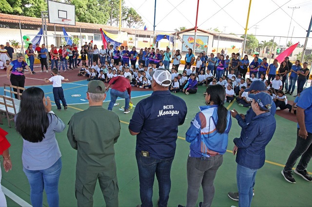 Estudiantes y docentes de Monagas celebran el reinicio de las clases.