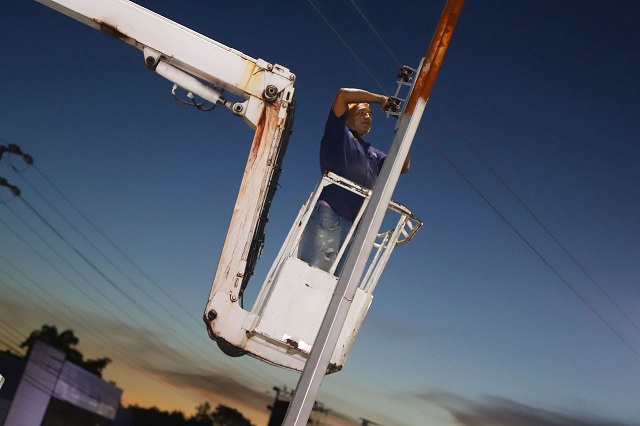 Instalan luminarias en sector Bella Vista de Santa Bárbara de Tapirín.