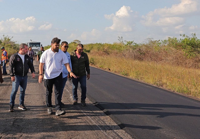 Gobernador Ernesto Luna inspecciona inicio del plan de asfaltado en el sur de Monagas.