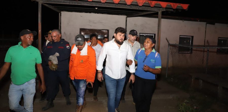 Gobernador Ernesto Luna aplica plan de contingencia en Uverito para proteger al pueblo ante incendio forestal