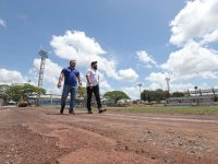 Gobernador Ernesto Luna constató arranque del reacondicionamiento de la pista de atletismo del Polideportivo