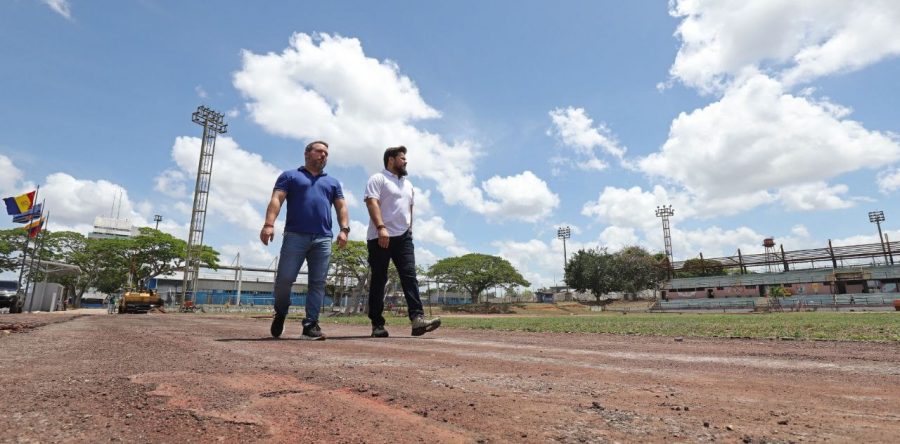 Gobernador Ernesto Luna constató arranque del reacondicionamiento de la pista de atletismo del Polideportivo