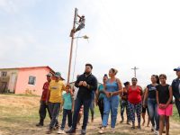 Gobernador Ernesto Luna supervisa trabajos de electrificación en la comuna El Rosillo de Maturín