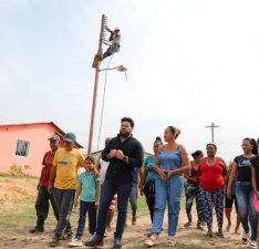 Gobernador Ernesto Luna supervisa trabajos de electrificación en la comuna El Rosillo de Maturín