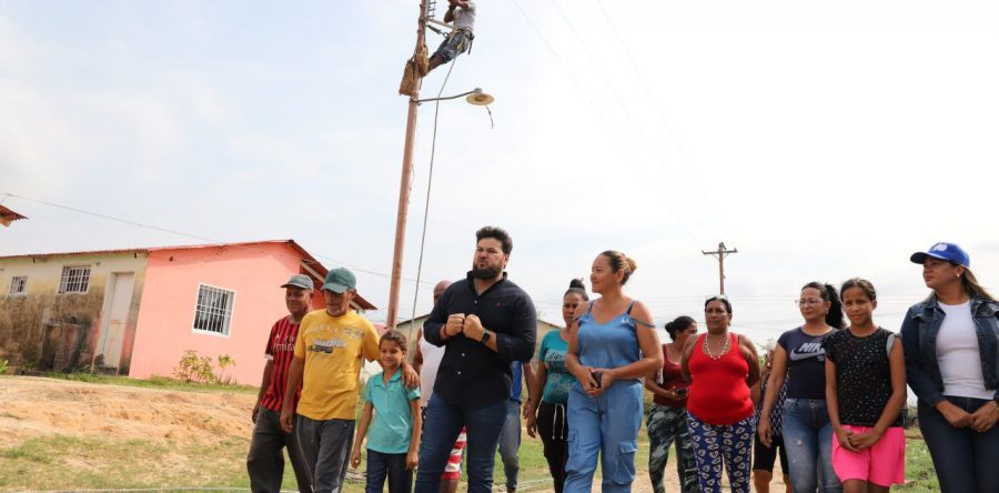 Gobernador Ernesto Luna supervisa trabajos de electrificación en la comuna El Rosillo de Maturín