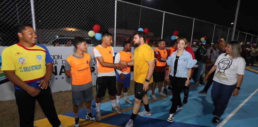 Gobernador Ernesto Luna entrega totalmente rehabilitada cancha en Brisas de Morichal