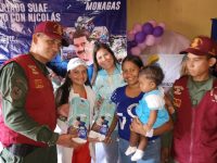 Gobernación y Sistema de Farmacias entregan donativos a madres de Uracoa
