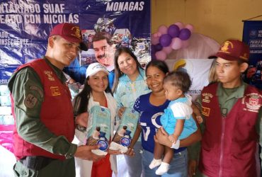 Gobernación y Sistema de Farmacias entregan donativos a madres de Uracoa