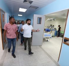 Gobernador Ernesto Luna verifica moderno acabado de la reconstrucción del hospital del municipio Sotillo
