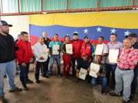 Gobernador Ernesto Luna entrega financiamientos a 250 pequeños productores de Monagas