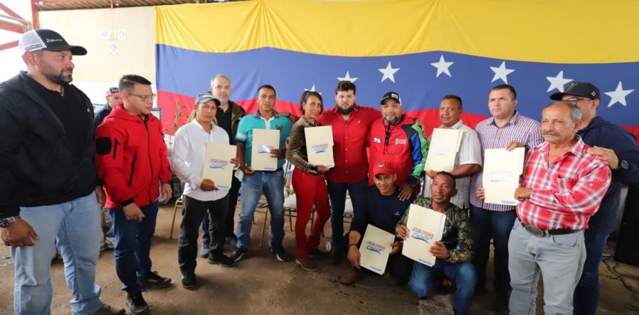 Gobernador Ernesto Luna entrega financiamientos a 250 pequeños productores de Monagas