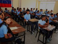 Más de 360 estudiantes del liceo “Pedro Camejo” favorecidos con dotación de mesa-sillas