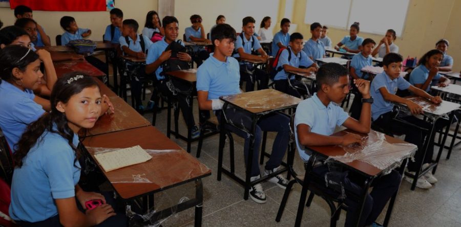 Más de 360 estudiantes del liceo “Pedro Camejo” favorecidos con dotación de mesa-sillas