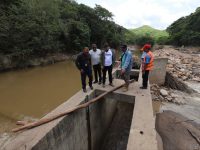 Gobernador Ernesto Luna agiliza labores en dique de Mundo Nuevo para restaurar servicio de agua potable