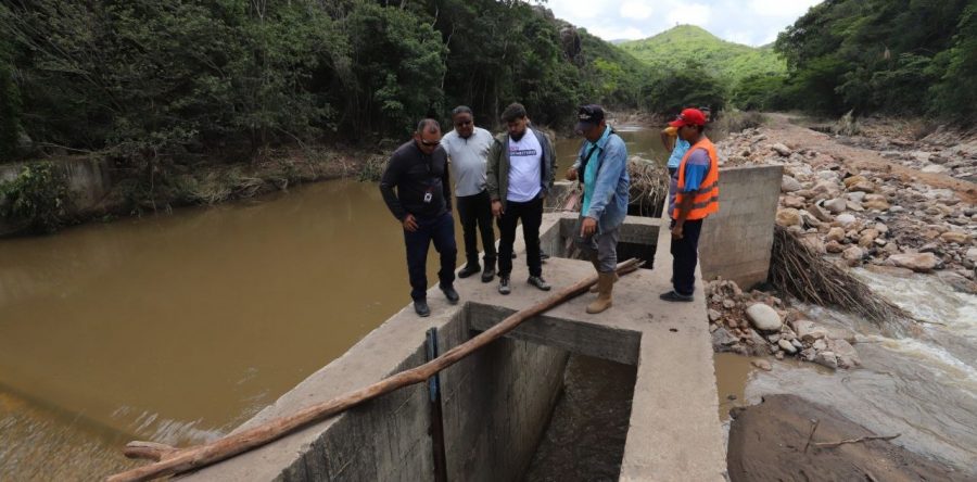Gobernador Ernesto Luna agiliza labores en dique de Mundo Nuevo para restaurar servicio de agua potable