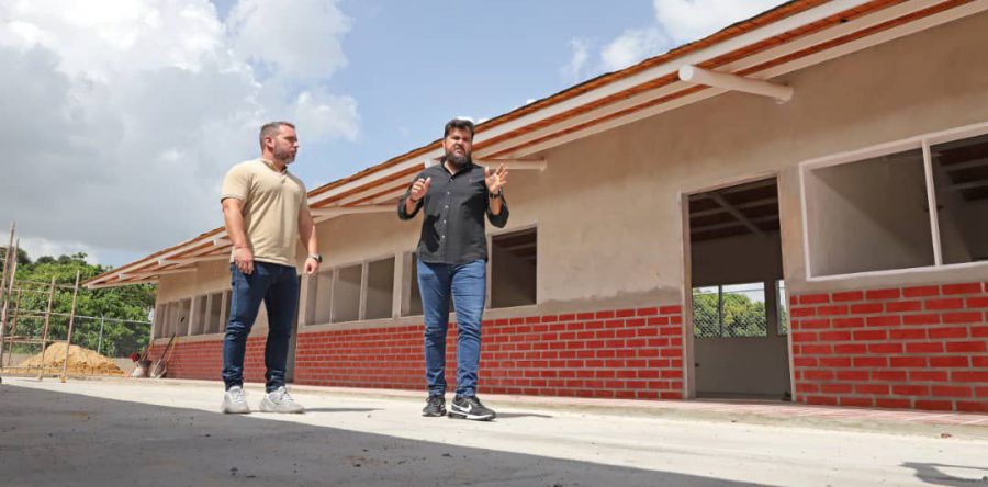 El gobernador Ernesto Luna supervisa construcción de nuevo liceo en Amarilis