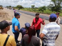 Gobernador Ernesto Luna supervisa avance de asfaltado en 11 kilómetros en la vía Santa Bárbara-Aguasay (+fotos)