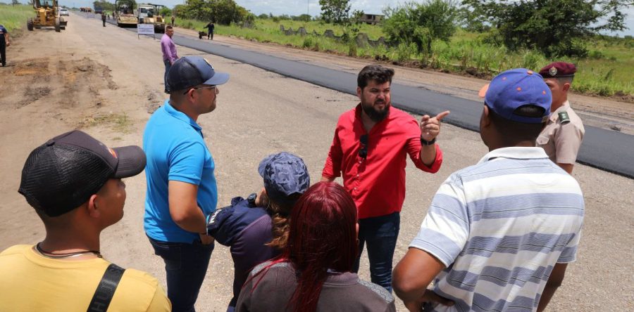Gobernador Ernesto Luna supervisa avance de asfaltado en 11 kilómetros en la vía Santa Bárbara-Aguasay (+fotos)